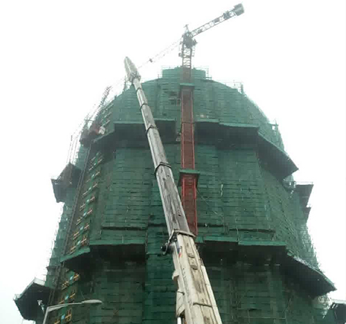 旅顺口吊车在工地上作业